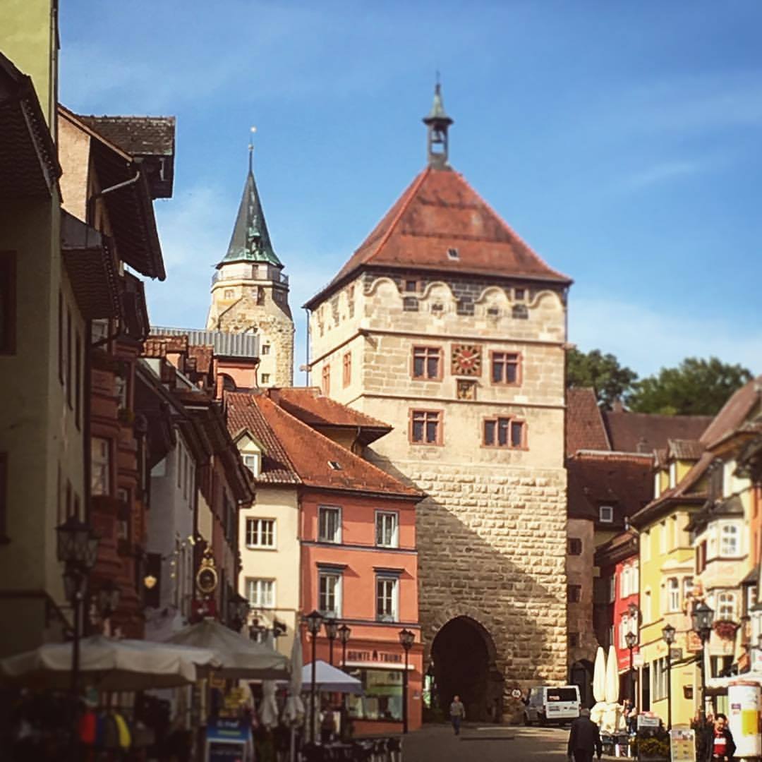 Schwarzes Tor in Rottweil mit historischen Häusern an der Hauptstraße