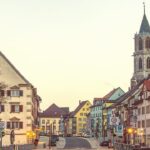 Hochbrücktorstraße in Rottweil mit farbigen Altstadthäusern und Kapellenturm