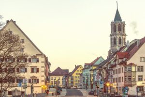 Hochbrücktorstraße in Rottweil mit farbigen Altstadthäusern und Kapellenturm