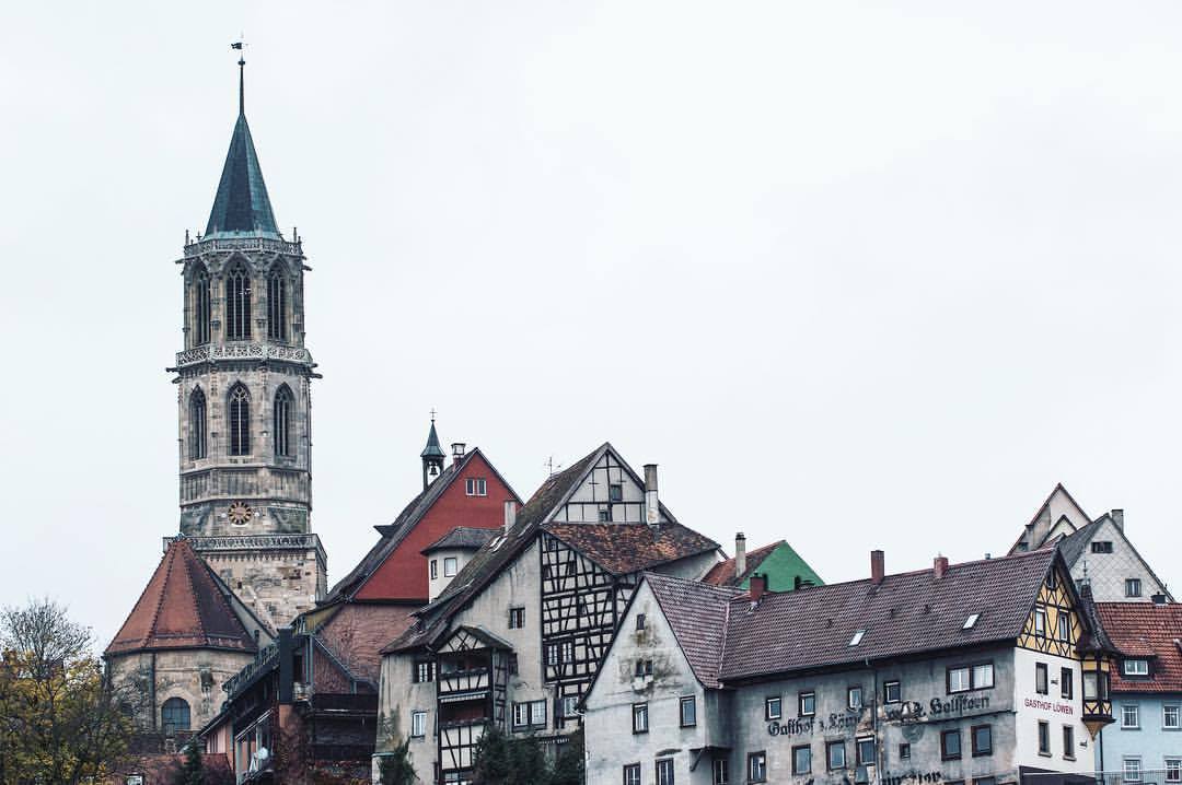 Stadtbild der Rottweiler Innenstadt mit historischen Häusern und markantem Kirchturm