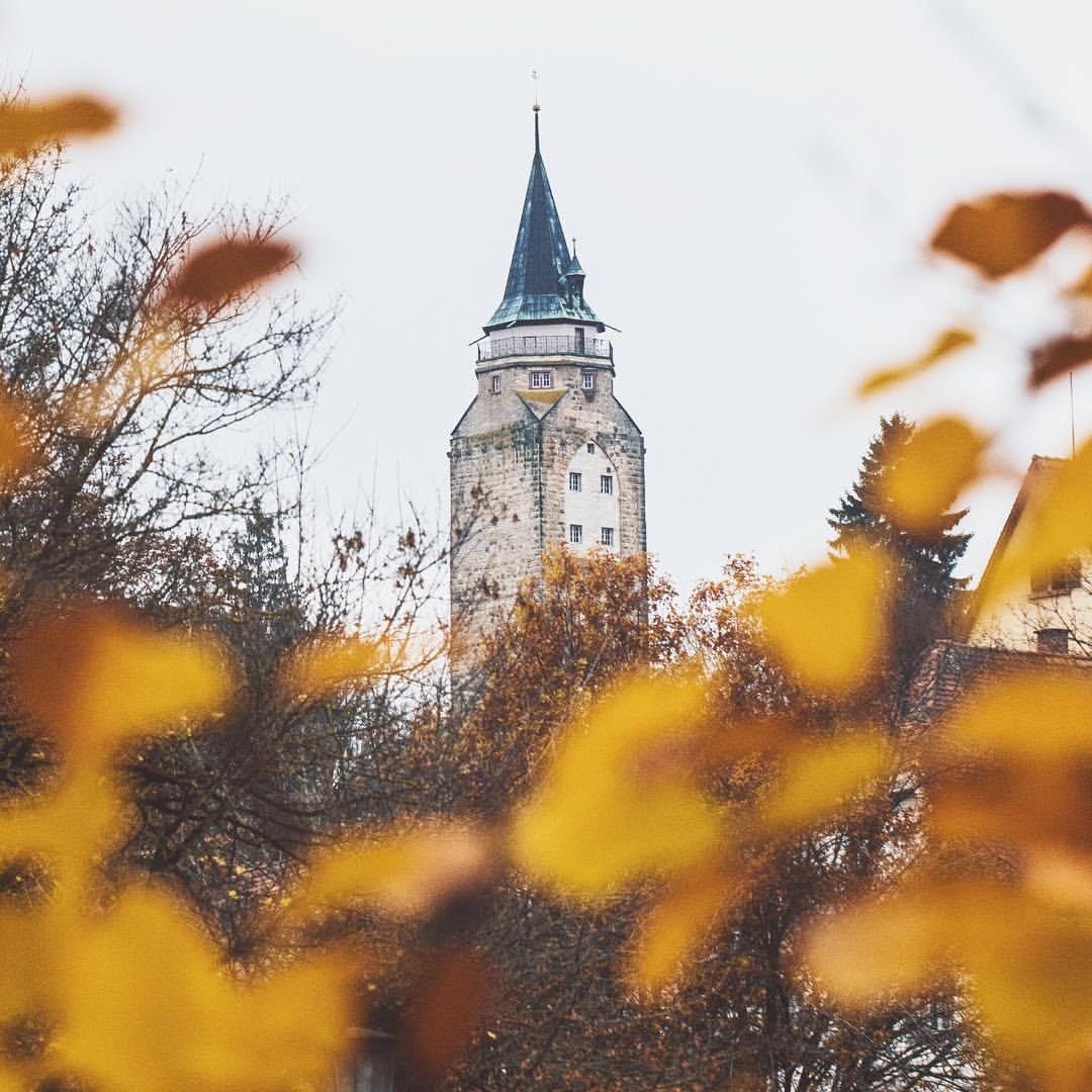 Hochturm von Rottweil im Herbst, eingerahmt von gelbem Laub