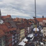 Blick über die historische Innenstadt von Rottweil mit Friedrichsplatz, dichtem Besucherandrang und Münster im Hintergrund